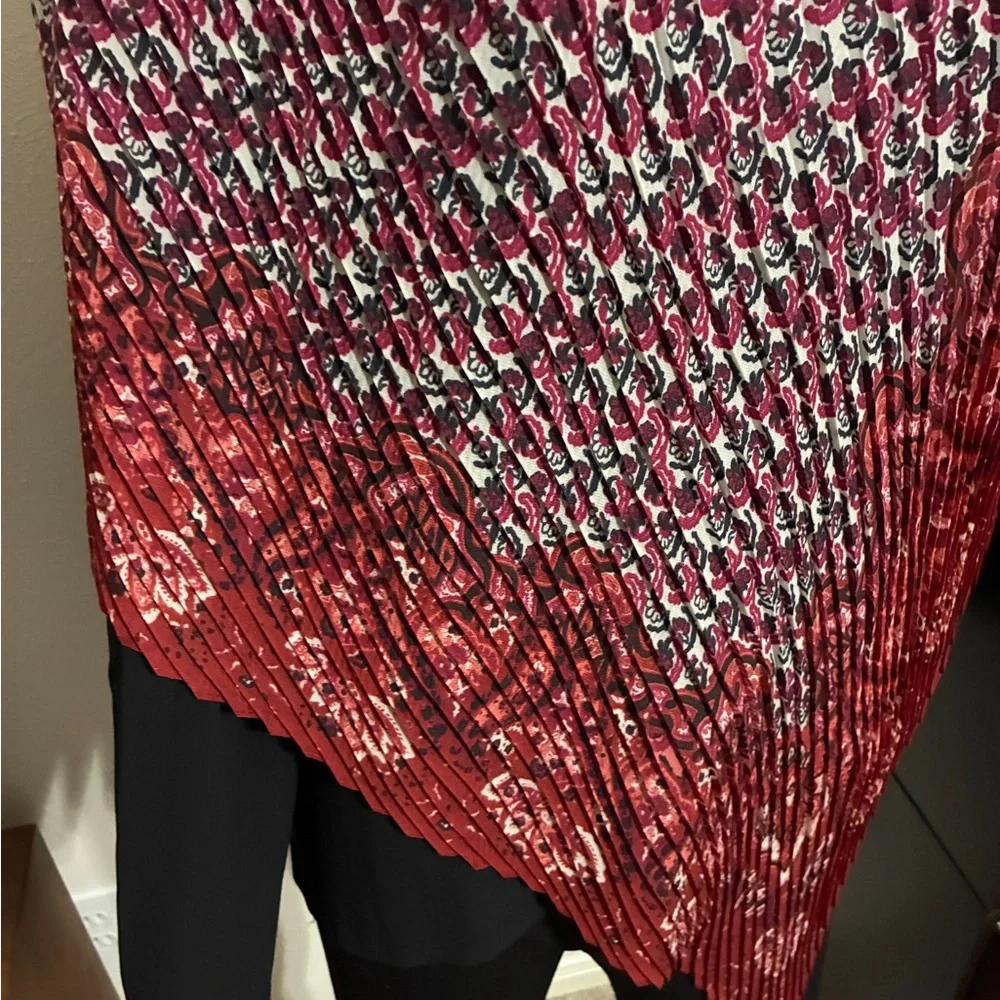 burgundy triangle scarf. vintage glam. Lightweight Slightly sheer Micro pleat
